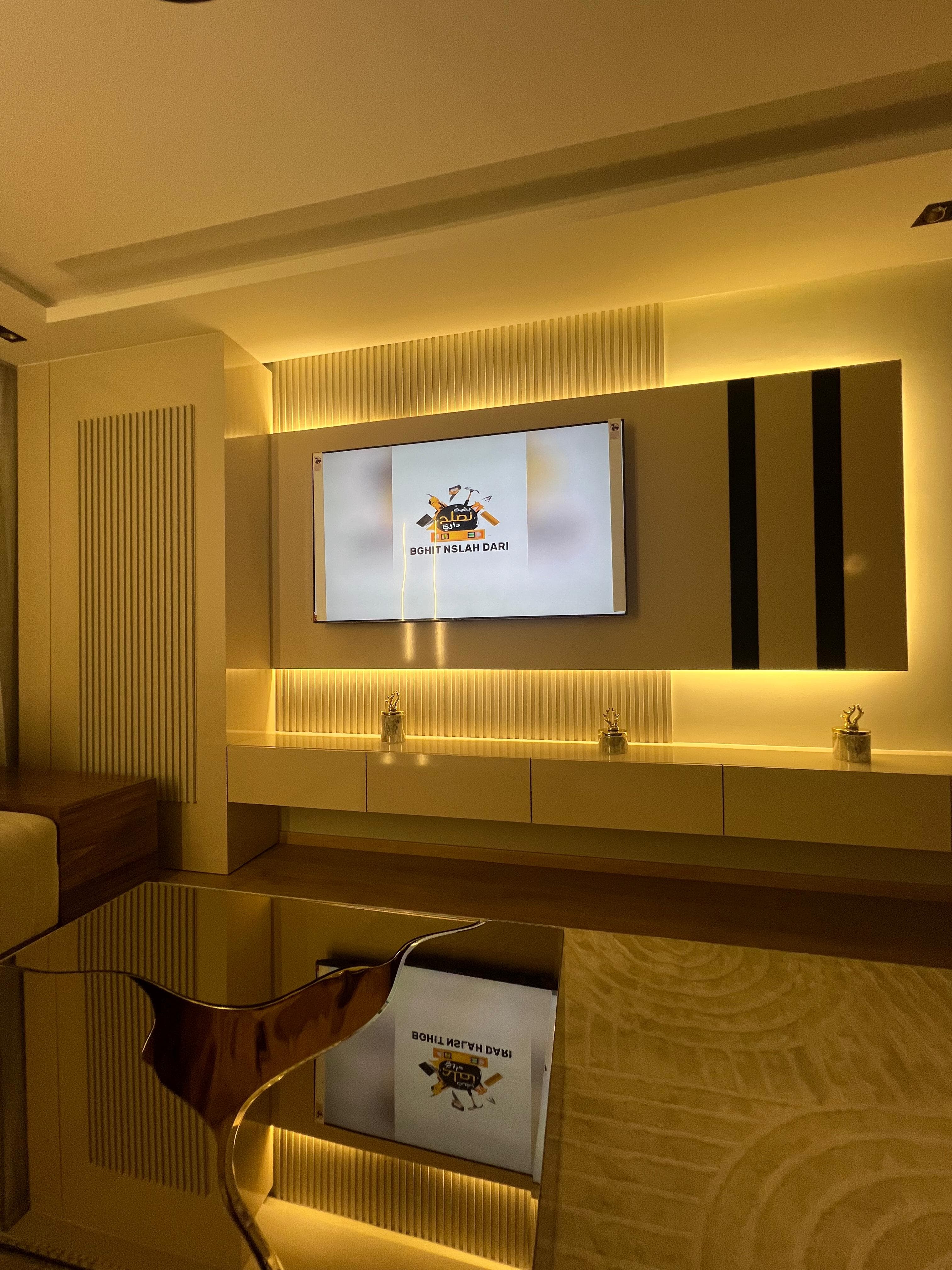 Salon lumineux rénové par Bghit Nslah Dari